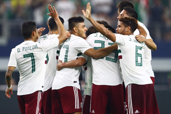 Para pemain Meksiko merayakan gol kedua ke gawang Ekuador./Reuters