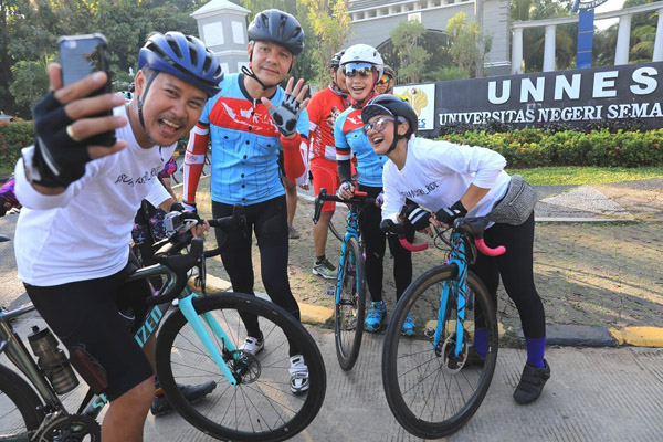  Nirina Zubir Sebut Ganjar dan Istri Pasangan Gowes Terganas