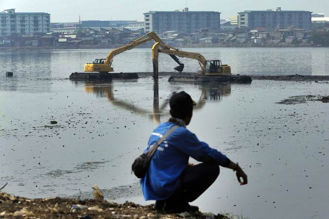  Endapan Lumpur dan Sampah di Waduk Pluit Keluarkan Bau tak Sedap