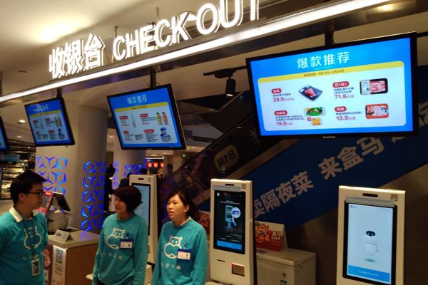 Sejumlah pegawai supermarket Hema di Hangzhou, Provinsi Zhejiang, China berdiri di depan mesin pengenalan muka. Teknologi itu memungkinkan konsumen berbelanja tanpa membawa uang tunai atau menemui kasir./Bisnis-Yodie Hardiyan