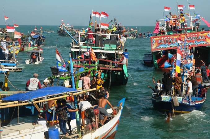  Tradisi Pesta Lomban di Pantai Kartini, Jepara