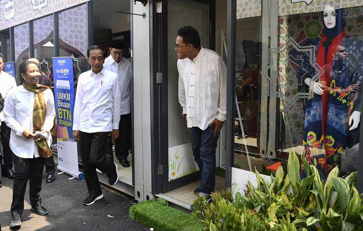 Presiden Joko Widodo (kedua kiri) didampingi Menteri BUMN Rini Soemarno (kanan) dan Menteri Agama Lukman Hakim Saifuddin meninjau gerai Halal Park di kawasan Stadion Utama Gelora Bung Karno, Jakarta, Selasa (16/4/2019)./ANTARA-Puspa Perwitasari
