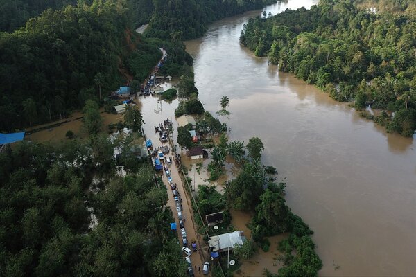  Semen Tonasa Salurkan Bantuan untuk Korban Banjir di Sidrap dan Soppeng