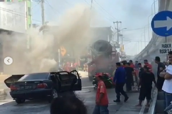  Mobil Terbakar di Flyover Palur Dipadamkan dengan Truk Molen