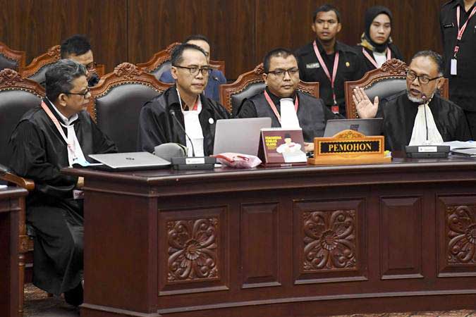  Kuasa Hukum Prabowo-Sandi Belum Tuntas Baca Permohonan, Hakim MK Skors Sidang untuk Salat Jumat