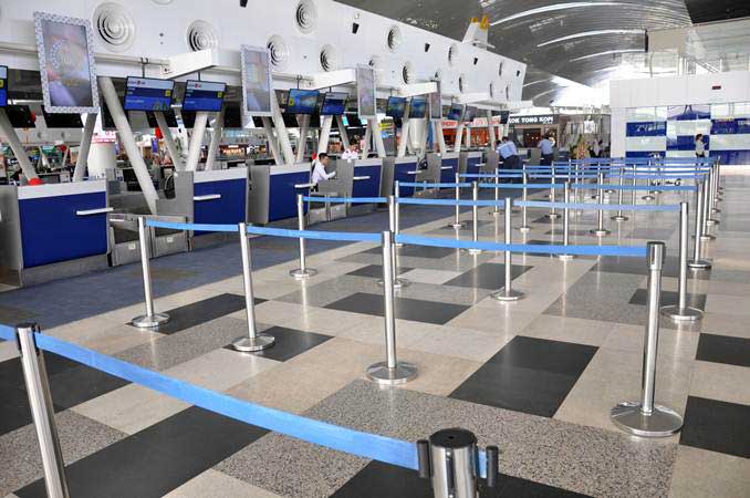 Petugas layanan check-in penumpang beraktivitas di Bandara Internasional Kualanamu, Deli Serdang, Sumatra Utara, Rabu (13/2/2019)./ANTARA FOTO-Septianda Perdana