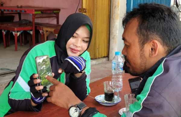  Kisah Suami Istri Pengemudi Ojek Online Bekerja Sambil Beramal