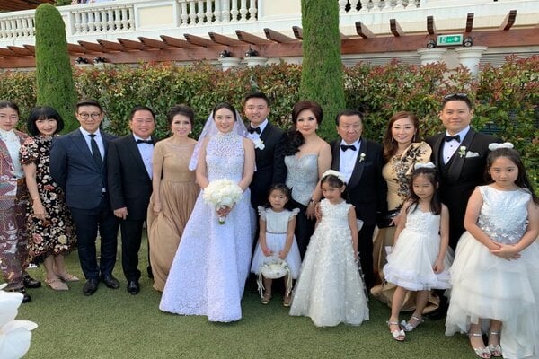 Pasangan Amanda Winarko dan Kelvin Sebastian bersama dengan keluarga di sela-sela pesta pernikahan mewah di Monaco./Instagram