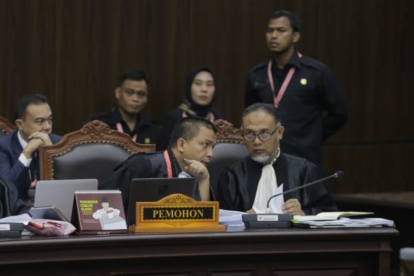  Sebelum Jadi Pengacara Prabowo-Sandi, Denny Indrayana Sempat Melamar ke KPU