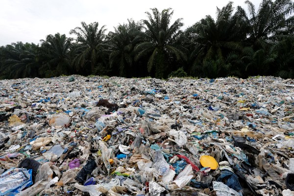 Sampah plastik ditumpuk di luar pabrik daur ulang ilegal di Jenjarom, Kuala Langat, Malaysia, Minggu (14/10/2018)./Reuters-Lai Seng Sin