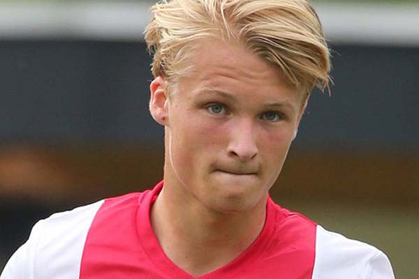 Barcelona Minati Striker Denmark di Ajax Jadi Pelapis Suarez