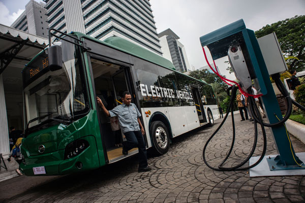  RASTER : Memelopori Era Bus Listrik di Transjakarta