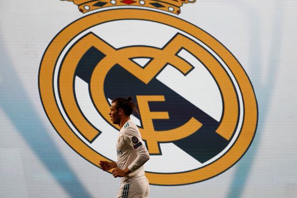 Gareth Bale berlatar belakang logo Real Madrid./Reuters