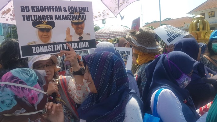 Aksi demo warga Jatim yang menuntut penghapusan sistem zonasi pendaftaran peserta didik baru (PPDB) di depan Grahadi Surabaya, Rabu (19/6/2019)./ Bisnis-Peni Widarti