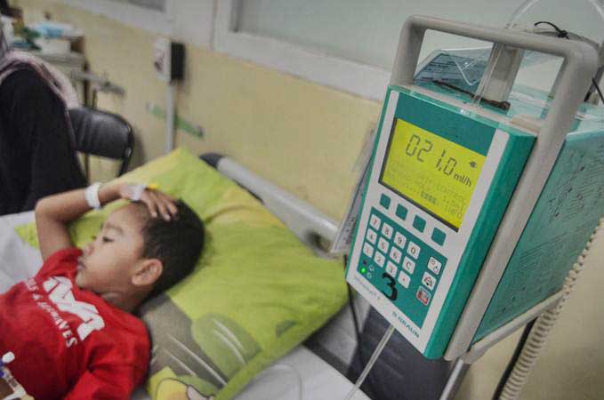 Pasien anak yang terjangkit Demam Berdarah Dengue (DBD) dirawat di Rumah Sakit Hasan Sadikin (RSHS), Bandung, Jawa Barat, Kamis (31/1/2019)./ANTARA-Raisan Al Farisi