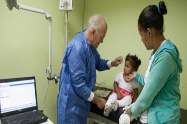 Dokter memeriksa anak yang mengalami gejala difteri./Twitter