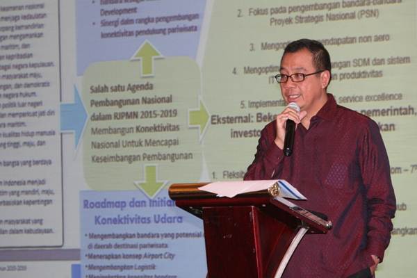 Dirut Angkasa Pura I Faik Fahmi memberikan penjelasa pada  diskusi Peluang dan Tantangan Industri Penerbangan Indonesia di Era Asean SAM di Jakarta, Rabu (25/4/2018)./JIBI-Dedi Gunawan 