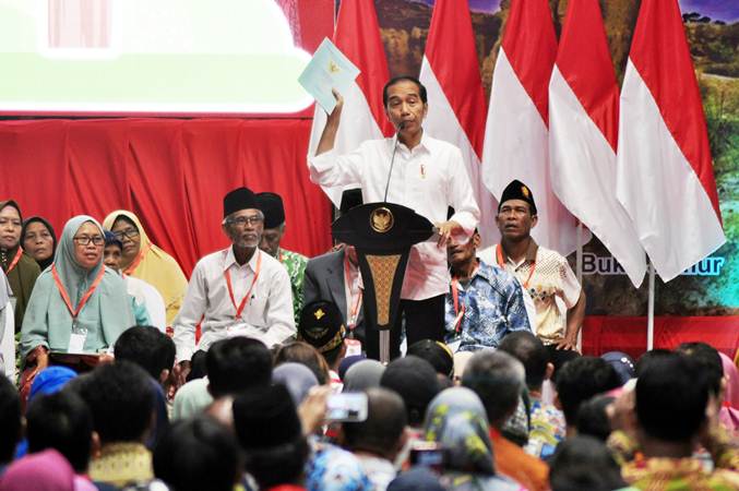  Presiden Jokowi Serahkan Sertifikat Tanah di Gresik