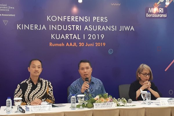 Ketua Dewan Pengurus Asosiasi Asuransi Jiwa Indonesia (AAJI) Budi Tampubolon, didampingi dua pengurus AAJI, Wiroyo Karsono (kiri) dan Nini Sumohandoyo menyampaikan paparan tentang kinerja industri asuransi jiwa pada kuartal I/2019, Kamis (20/6/2019)./Bisnis-Oktaviano D.B. Hana