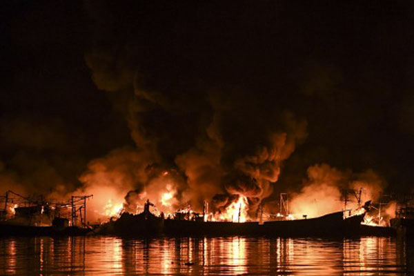  Belasan Perahu Nelayan di Indramayu Terbakar