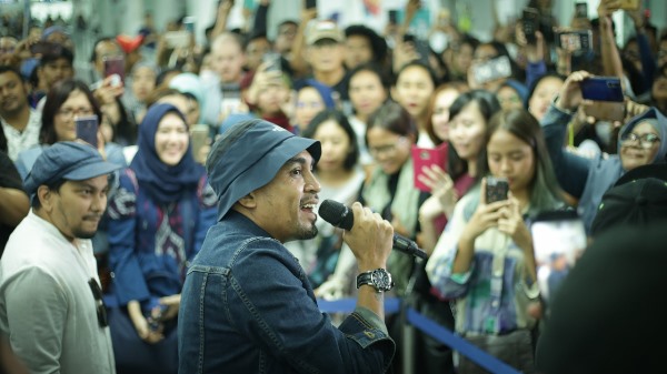  Tompi & Glenn Fredly \'Ngamen\' di Stasiun MRT Bundaran HI