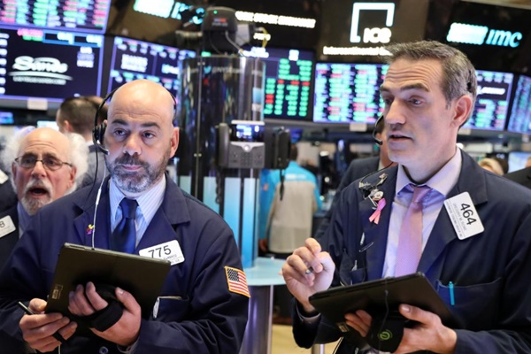 Trader di lantai bursa New York Stock Exchange (NYSE) di New York, AS pada 3 Mei 2019./ REUTERS/Brendan McDermid