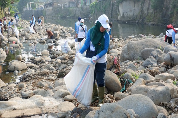  PLN UID Jabar Ambil Bagian Pecahkan Rekor Muri Bebersih Sungai Ciliwung