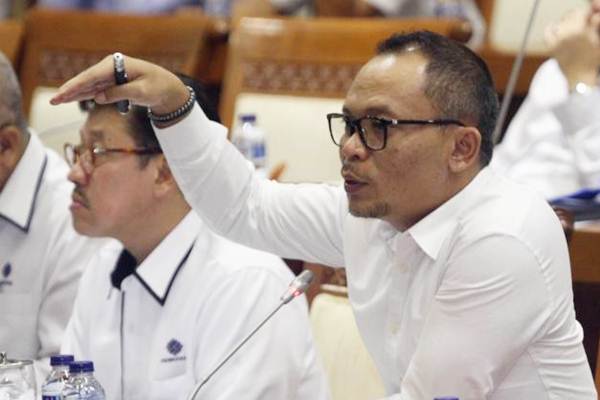 Menteri Ketenagakerjaan Hanif Dhakiri (kanan) didampingi Sekjen Hery Sudarmanto, menjawab anggota dewan dalam rapat kerja dengan Komisi IX , di Jakarta, Rabu (7/2/2018)./JIBI-Endang Muchtar 