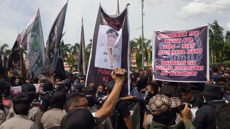  Dikalahkan PSMS Medan, Suporter PSPS Pekanbaru Demo ke Gubernur