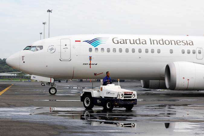  Bahas Tiket Pesawat, Menko Luhut Panggil Dirut Garuda Indonesia