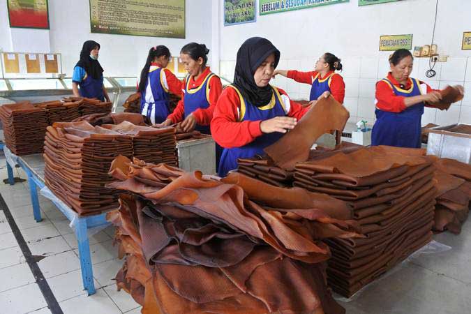 Sejumlah pekerja melakukan sortasi karet di pabrik pengolahan karet Kebun Glantangan milik PTPN XII, di Tempurejo, Jember, Jawa Timur, Minggu (3/3/2019)./ANTARA-Seno