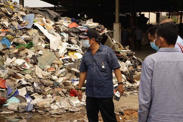  Perusahaan Plastik di Batam Kedapatan Timbun Sampah Impor