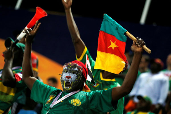 Suporter Kamerun setelah timnasnya menaklukkan Guinea-Bissau di Piala Afrika 2019./Reuters-Amr Abdallah Dalsh