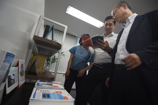 Deputy General Manager BNI Tokyo Muhamad Emil Azhary (tengah) sedang memberikan penjelasan kepada pelanggan BNI Subcabang Osaka di Kantor Subcabang Osaka, Rabu (26/6/2019).