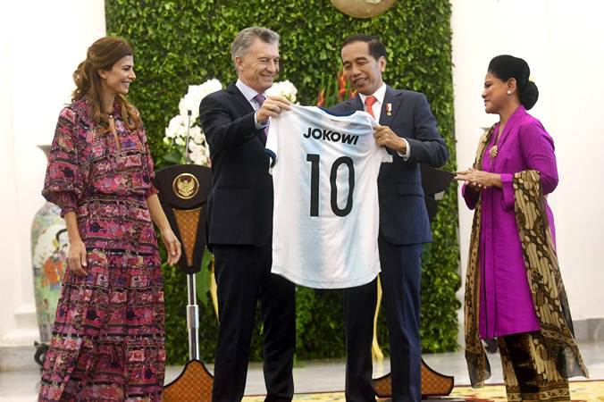  Jokowi Menerima Hadiah Seragam Sepak Bola Timnas Argentina dari Mauricio Macri