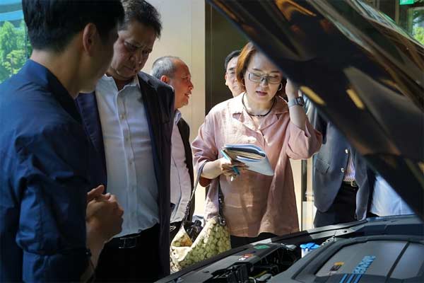  Menteri Perindustrian Airlangga Hartarto menyimak penjelasan mengenai mobil berbahan bakar fuel cell produksi Hyundai Motor Company (HMC) yang disebut Hyundai NEXO usai pertemuan dengan jajaran HMC di Seoul, 25 Juni 2019. Dalam pertemuan itu, perusahaan tersebut menyampaikan rencana investasinya di Indonesia kepada Menperin.