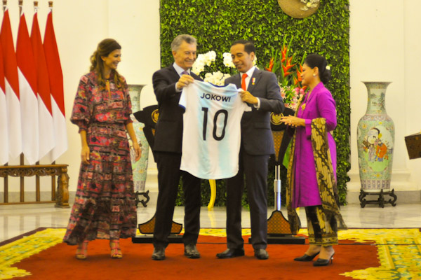  JOKOWI BERTEMU PRESIDEN ARGENTINA : Diplomasi ‘Lionel Messi’