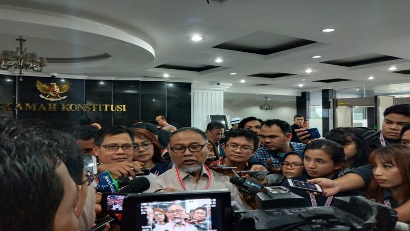  Bambang Widjojanto Beri Hormat pada Saksi Prabowo Berstatus Tahanan Kota