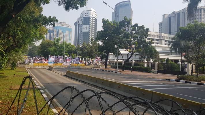  Massa Mendekat ke Gedung MK, Mobil Brimob dan Damkar Disiagakan