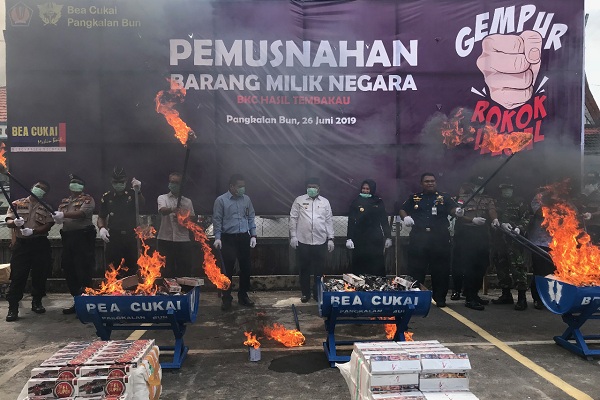  Gempur Rokok Ilegal, Bea Cukai Pangkalan Bun Musnahkan Jutaan Batang Rokok Ilegal