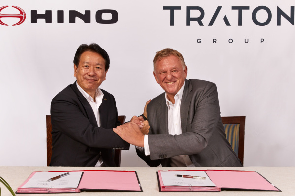 Yoshio Shimo, President & CEO of Hino Motors, Ltd., (kanan) Andreas Renschler, CEO of TRATON AG and member of the Board of Management of Volkswagen AG responsible for Commercial Vehicles. /VOLKSWAGEN