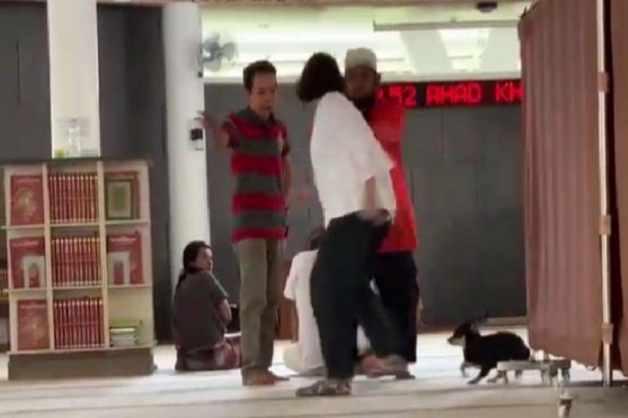 Perbuatan wanita yang membawa anjing masuk ke dalam masjid