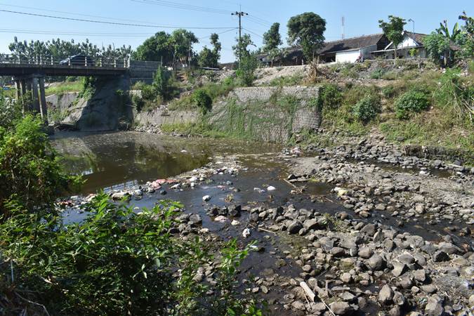  Sungai Jeroan di Madiun Mengering