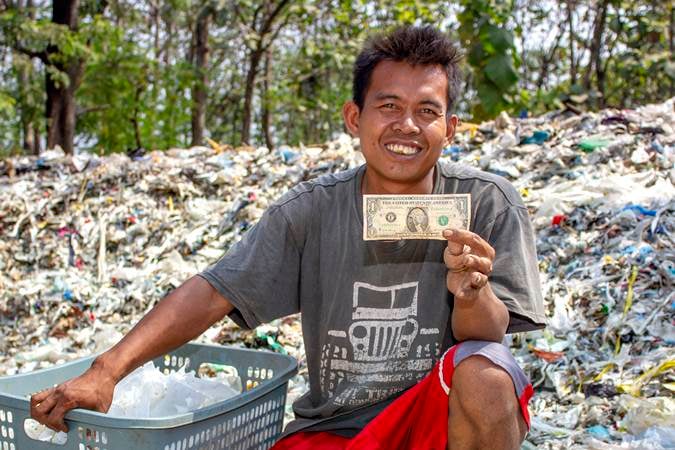  Bongkar Sampah Impor, Warga Ini Malah Temukan Uang Dolar AS