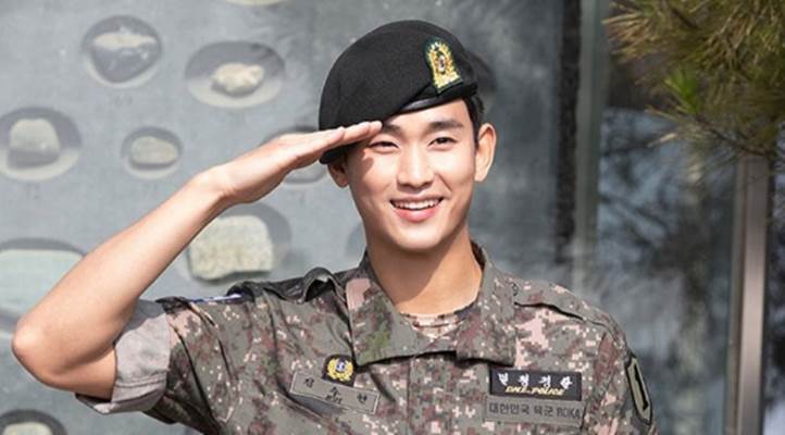  Penggemar Sambut Aktor Dream High Kim Soo-Hyun Usai Tuntaskan Wajib Militer