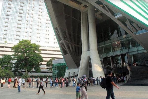 Pengunjung mengantre untuk masuk ke dalam gedung teater di Taman Ismail Marzuki (TIM) di Jakarta pada Rabu (3/4/2019). Pemerintah Provinsi DKI Jakarta berencana merevitalisasi TIM mulai Juni 2019. Proyek tersebut menelan biaya Rp1,8 triliun./Bisnis-Triawanda Tirta