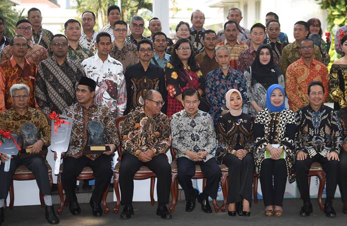  Jusuf Kalla Hadiri Penyerahan Anugerah Paritrana