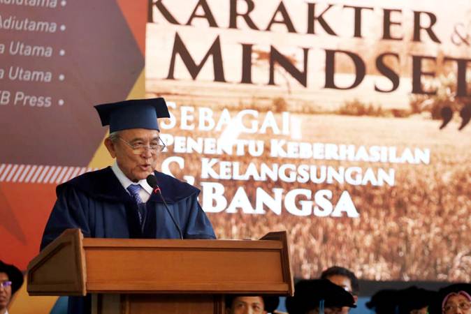  TP Rachmat Menerima Anugerah Doktor Kehormatan dari ITB