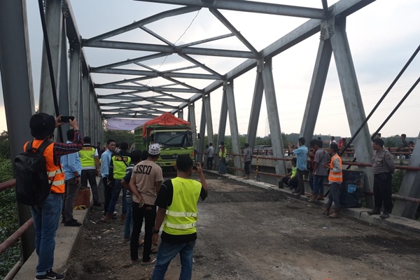 Kendaraan mulai melintas di Jembatan Mesuji, penghubung Palembang dan Lampung, pasca perbaikan/Istimewa