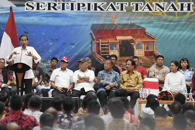  Presiden Jokowi Serahkan Sertifikat Tanah di Manado